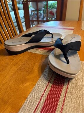 Clarks Black Bow Thong Sandals with Light Gray Footbed size 11 NWOT.